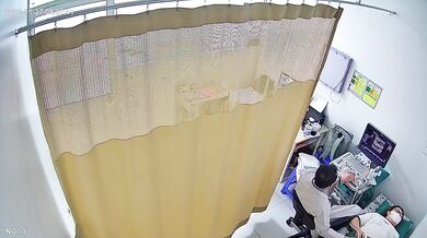 妇科医院检察室偷拍妹子脱掉内裤检查逼⭐男医生都会偷偷拍下来⭐没病人的时候就翻看手机慢慢回味 (3)