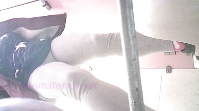 商场女厕全景偷拍多位美女嘘嘘❤️各种小嫩穴完美呈现 (14)